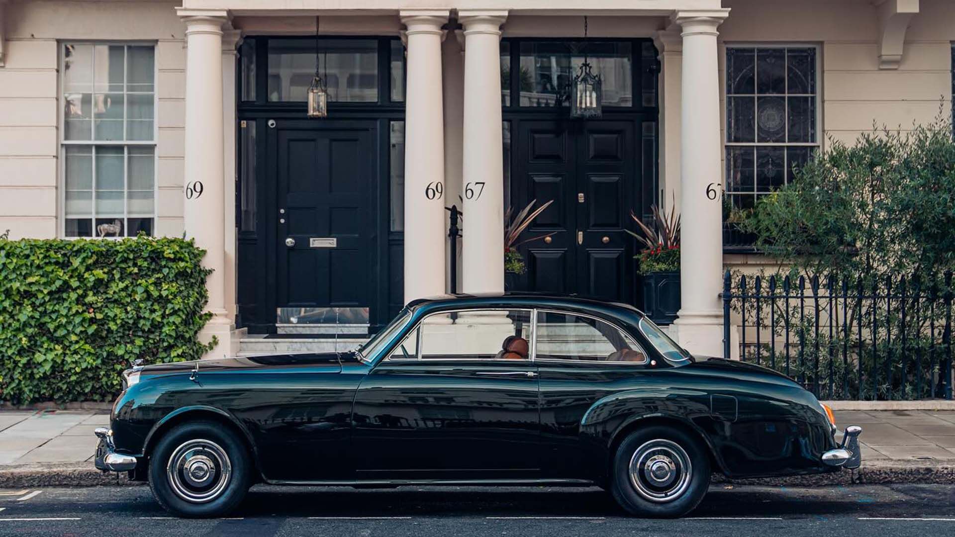 1962 Bentley S2 Continental, convertido em EV pela Lunaz Design, vista de perfil em uma rua imponente