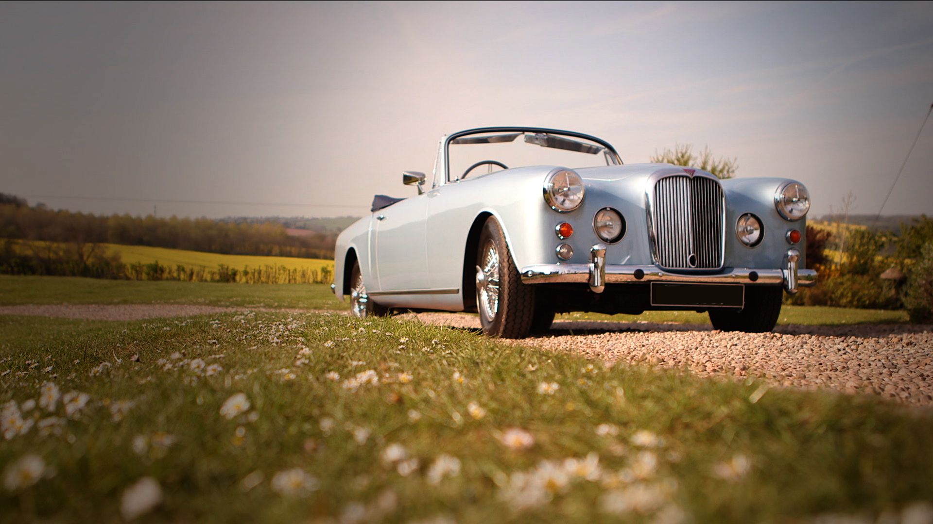 Alvis PackWard 3.0L Blue dirigindo em uma estrada de terra