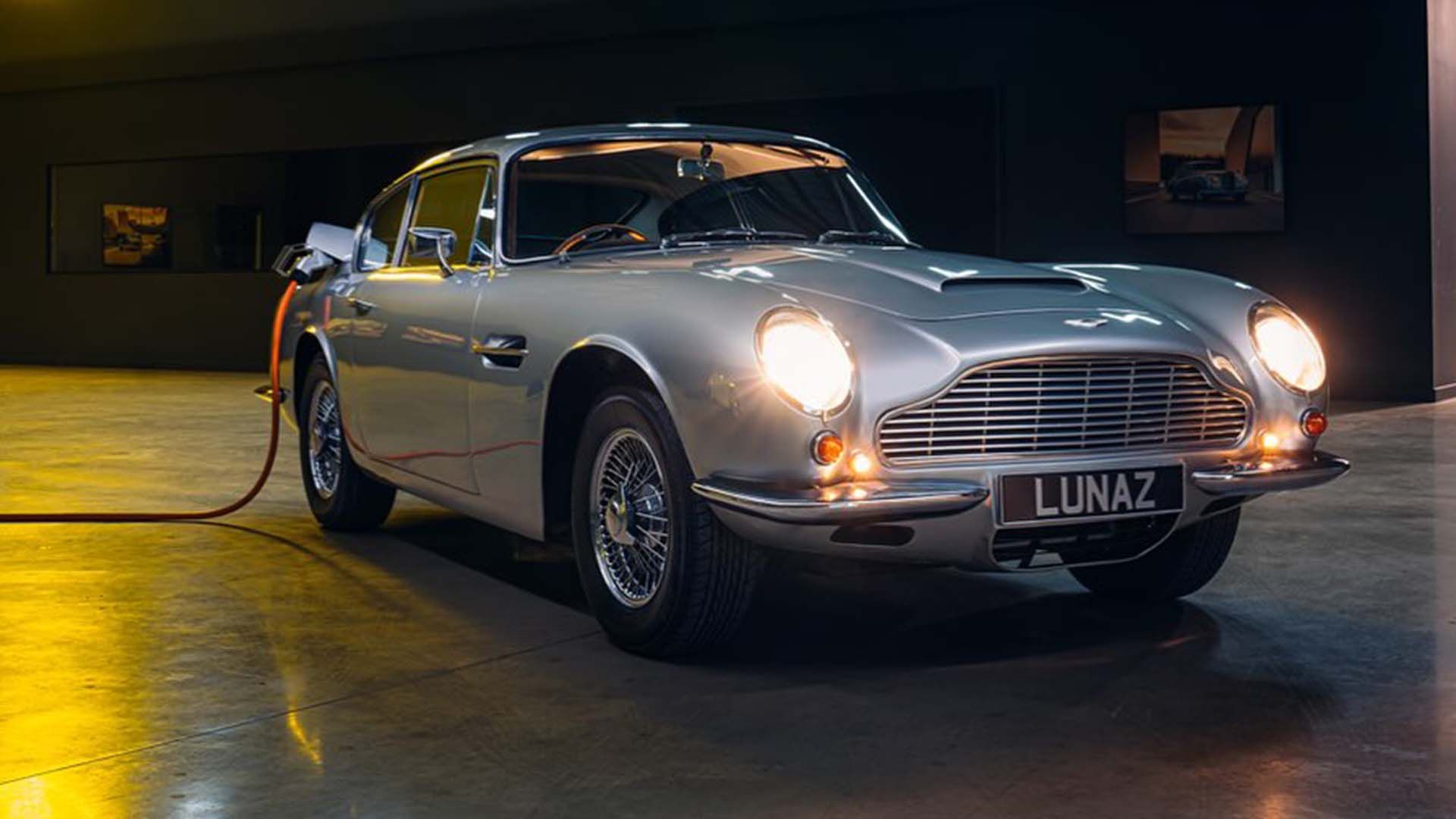 Vista frontal 3/4 de um Aston Martin D86, conversão EV da Lunaz Design
