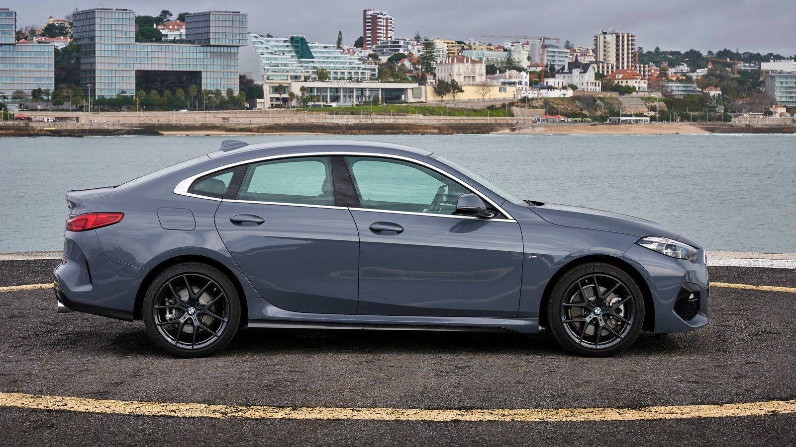 Foto lateral do perfil do BMW Série 2 Gran Coupe 2023