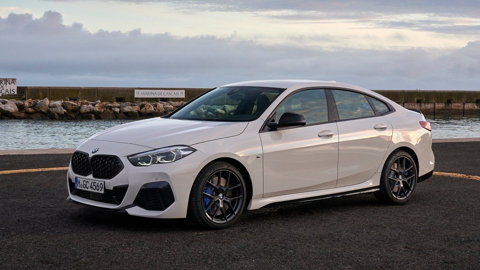 Vista frontal 3/4 do BMW Série 2 Gran Coupe 2023