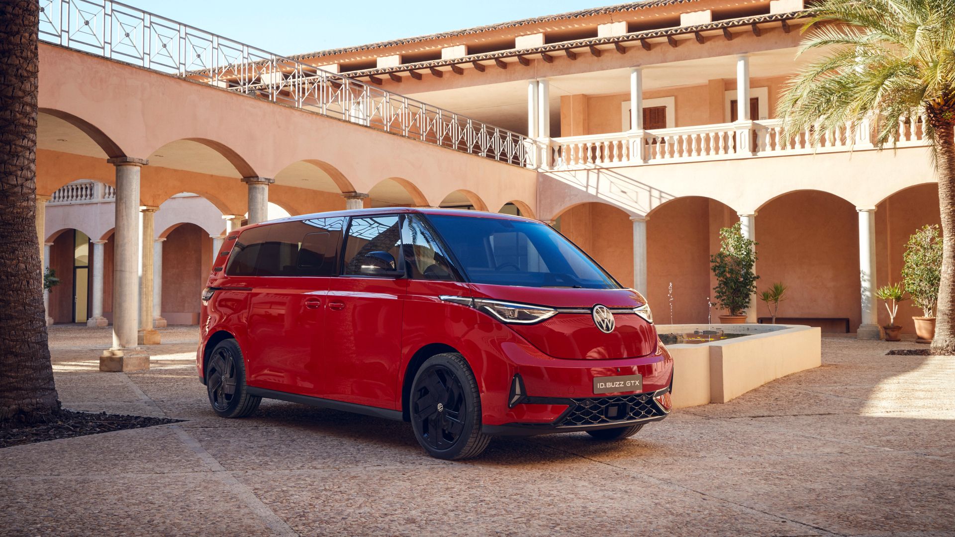 Vista frontal de três quartos de um Volkswagen ID.Buzz GTX 2024