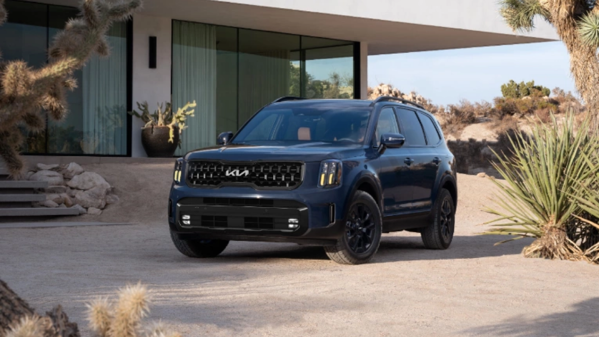 Kia Telluride 2024 em preto Posando em frente a uma casa no deserto