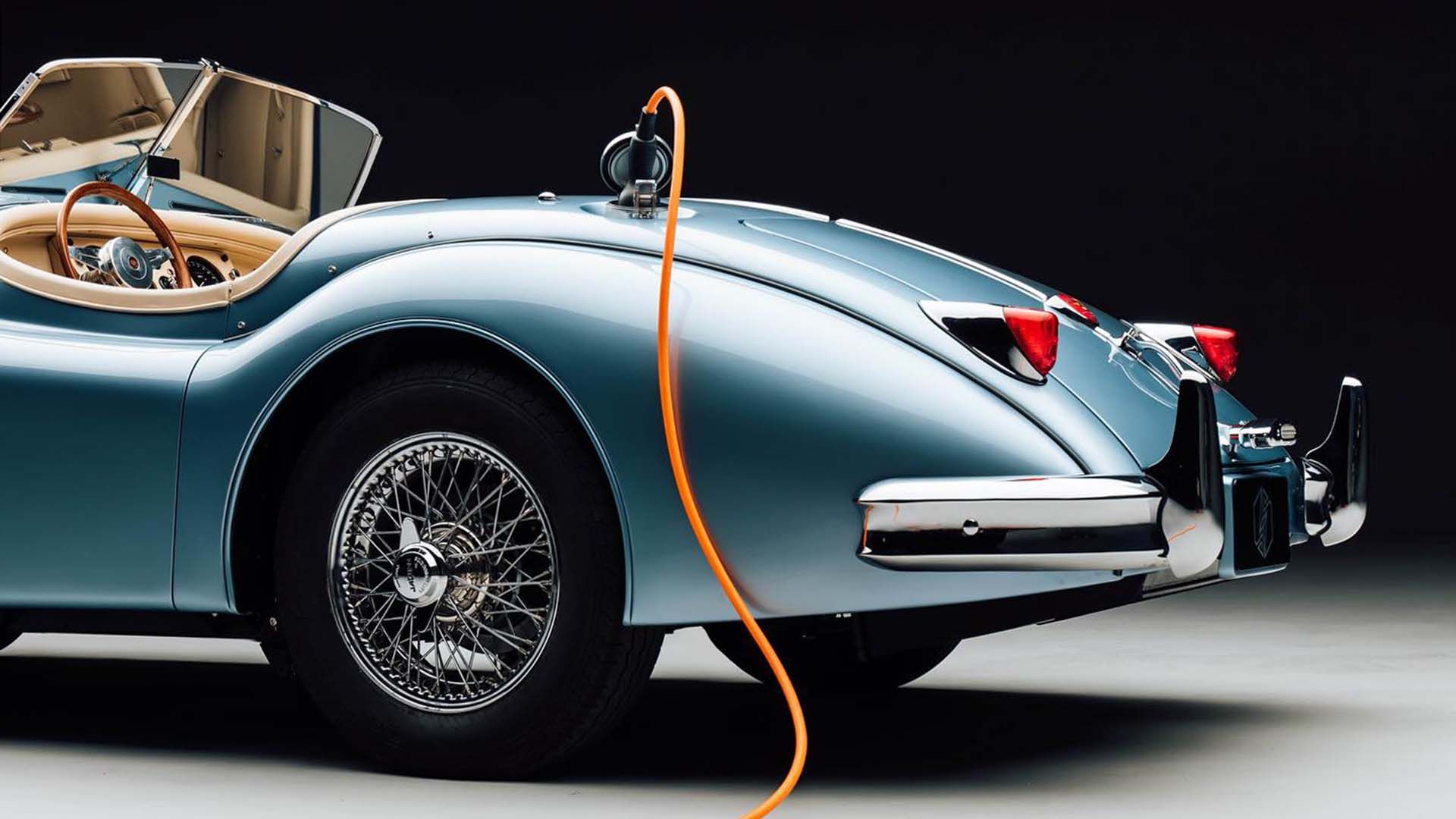 Vista traseira do perfil de um Jaguar XK140, convertido em EV pela Lunaz Design
