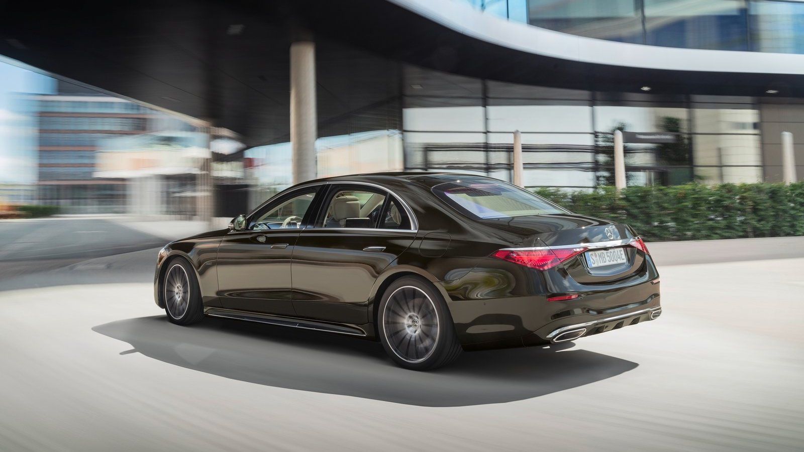 Rear 3/4 view of a Mercedes-Benz S580e