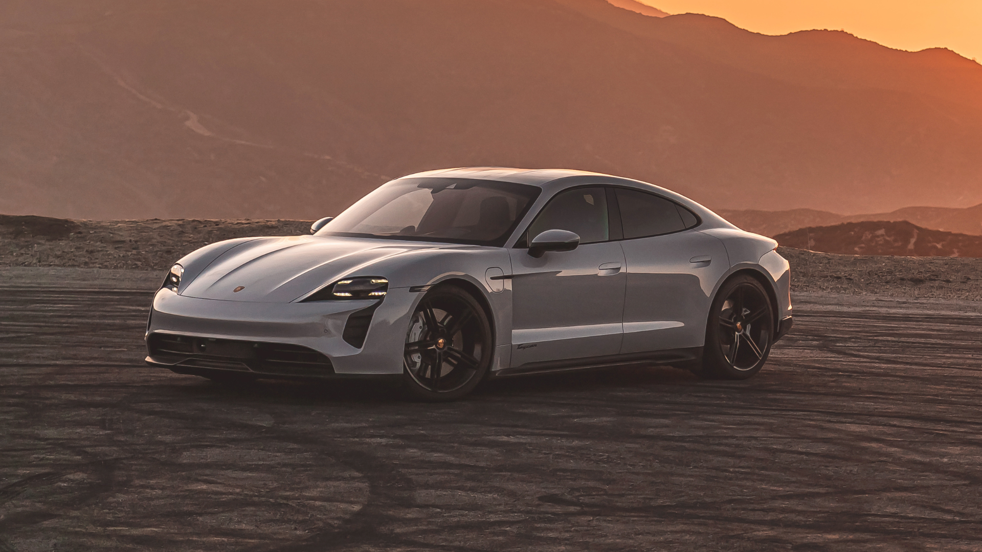Foto frontal de três quartos de um Porsche Taycan 2025 