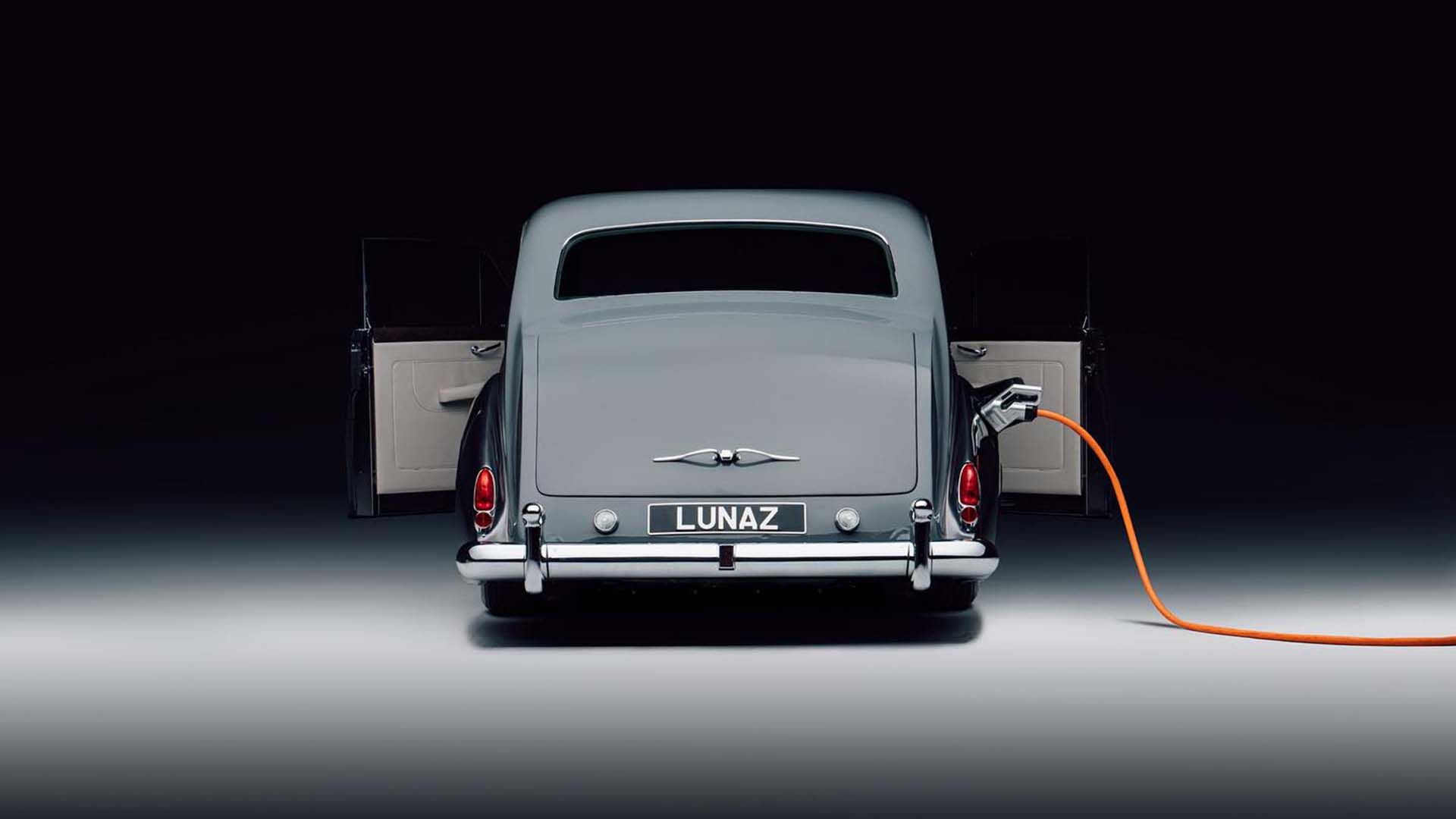 Rolls-Royce Phantom, convertido para EV pela Lunaz Design, visão traseira durante o carregamento
