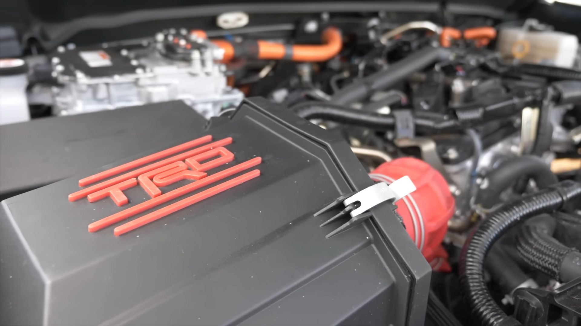 Compartimento do motor mostrando o motor do Toyota Tacoma TRD 2024 