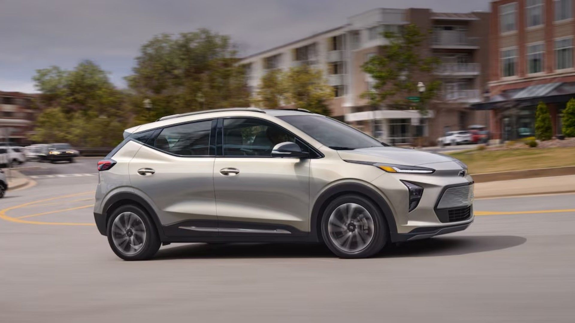 Foto de ação lateral de um Chevrolet Bolt EUV 2023