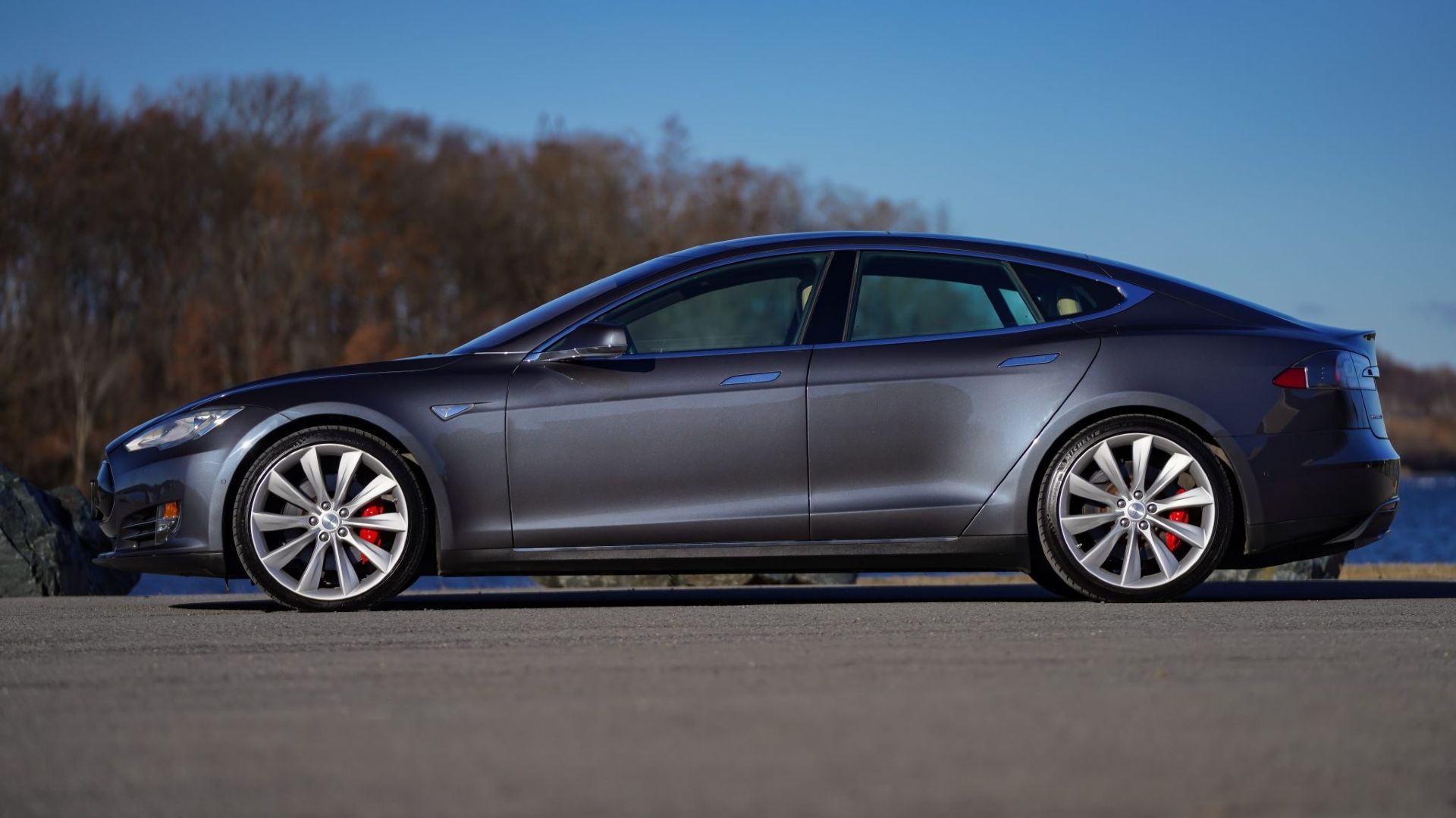 Side profile shot of a 2015 Tesla Model S