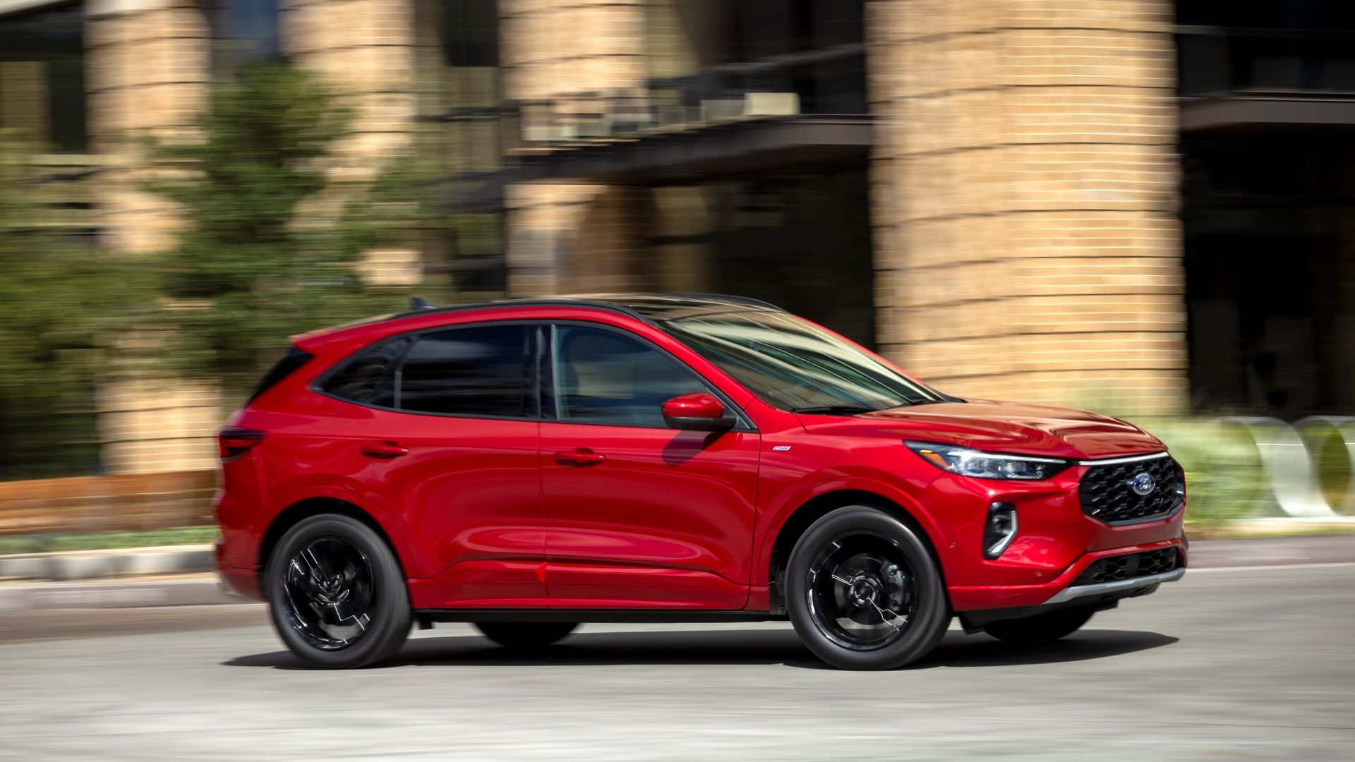 2023 Ford Escape Rapid Red dirigindo na cidade