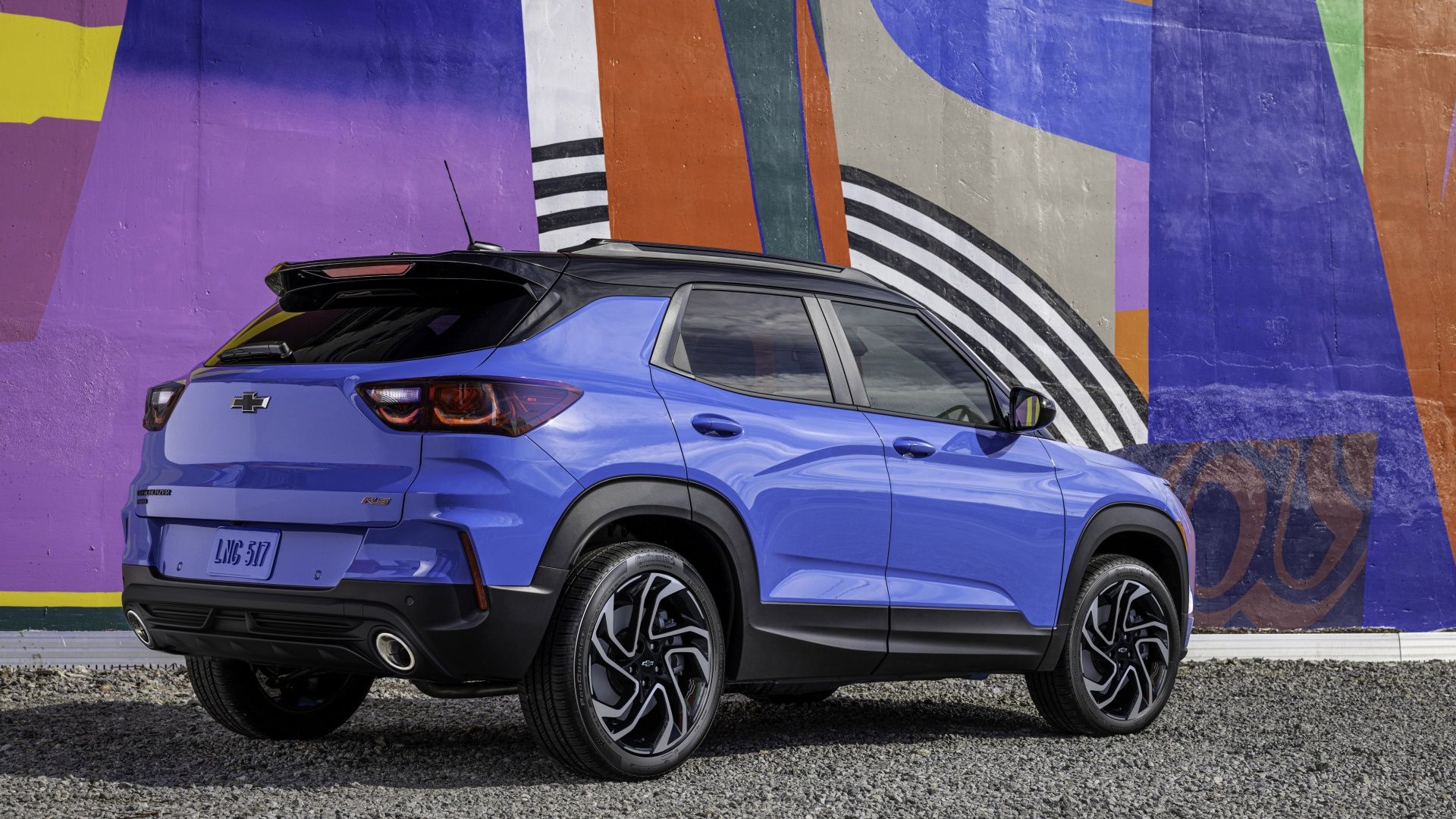 Foto traseira 3/4 de um Chevrolet Trailblazer RS ​​2024 azul