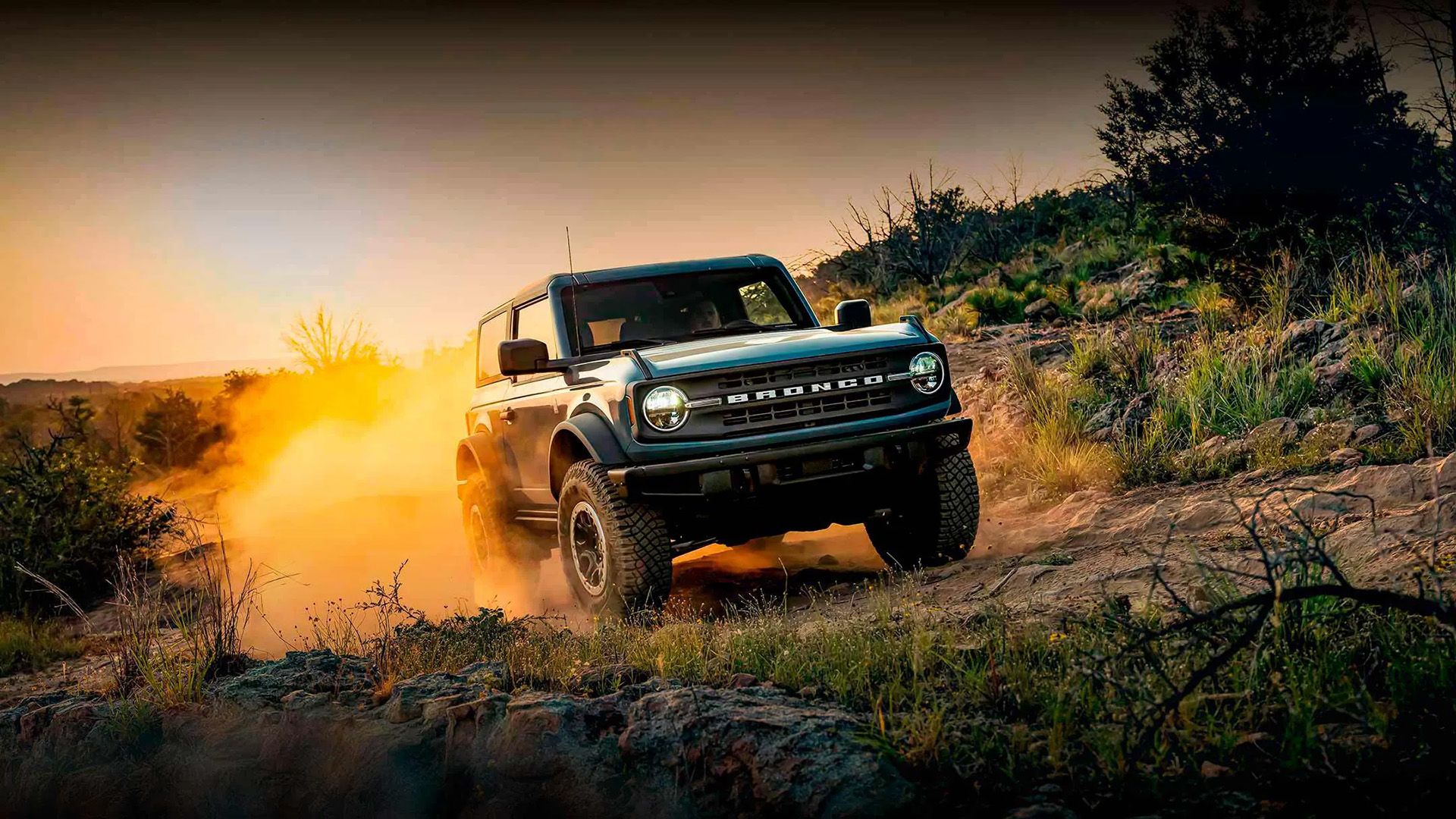 Um Ford Bronco Azul 2024 Nas Trilhas