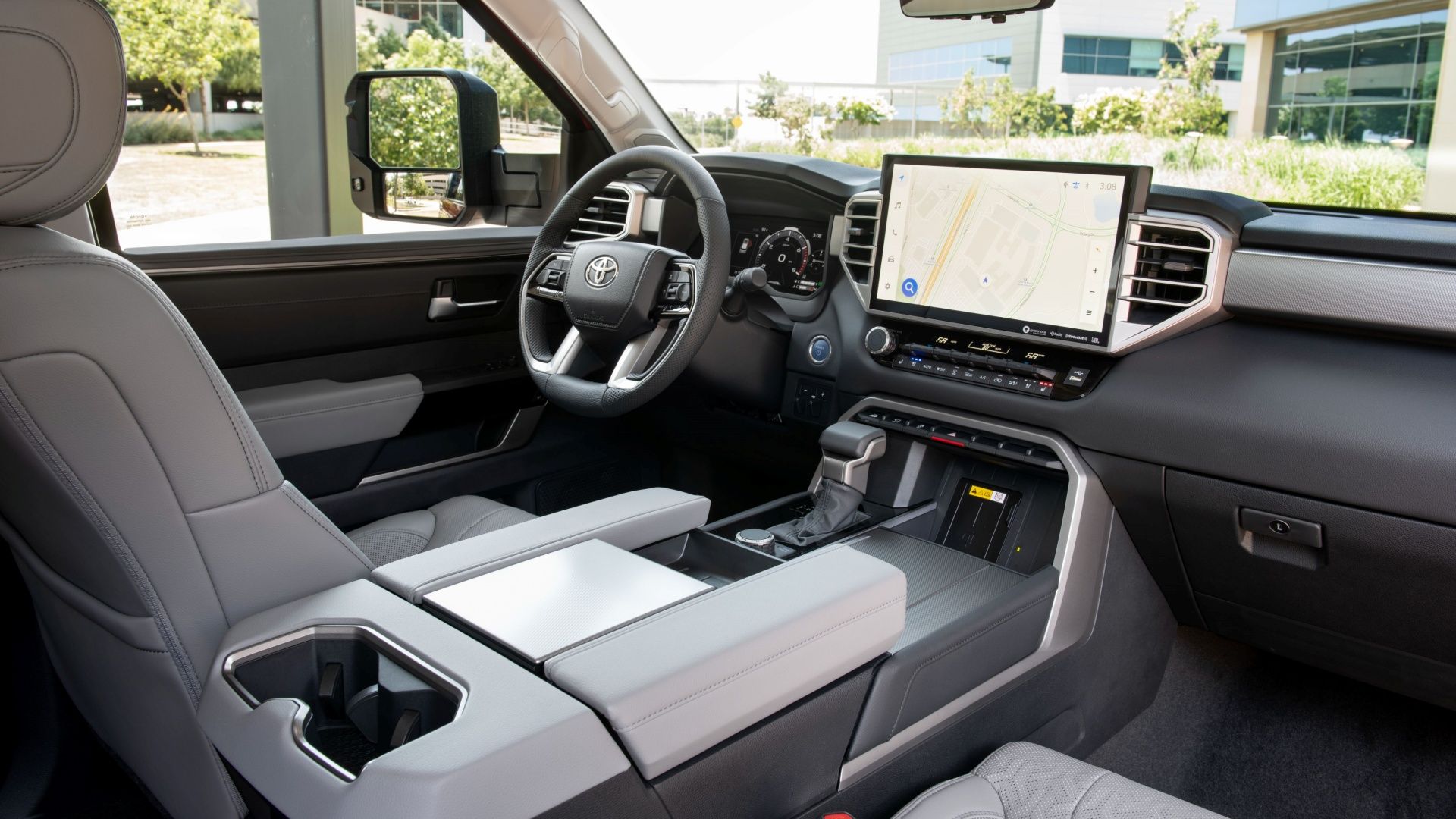 Foto frontal do interior do Toyota Sequoia Limited 2024 com foco no lado do motorista
