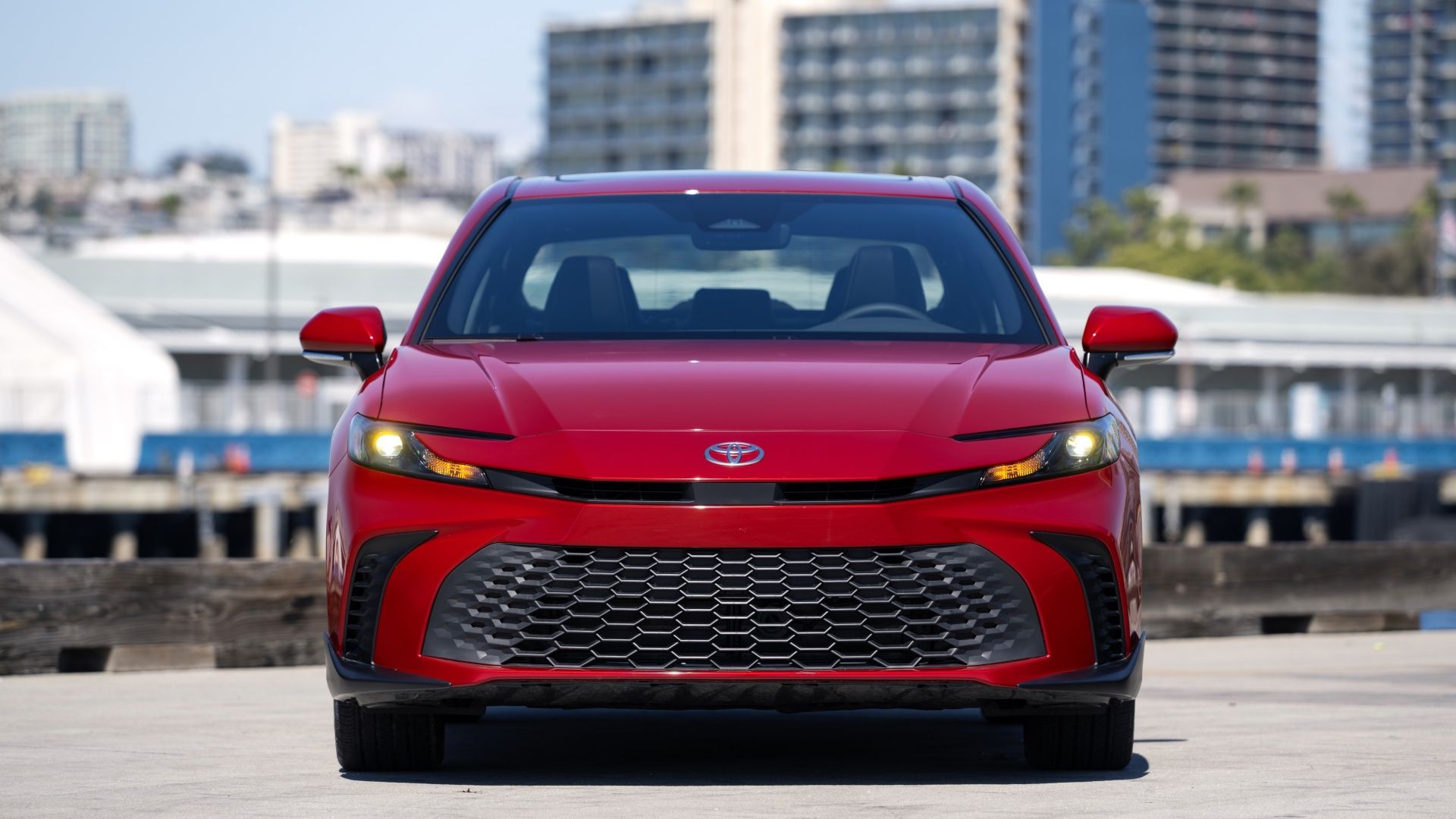 Foto frontal de um Toyota Camry AWD 2025