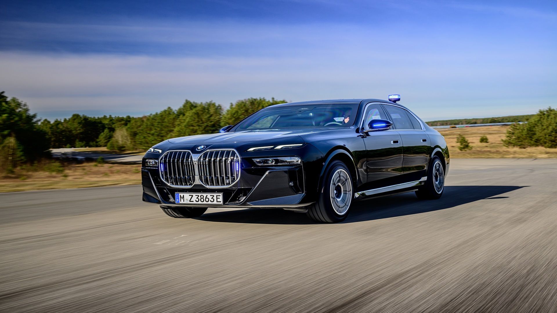 BMW i7 xDrive Protection Preto dirigindo em uma pista