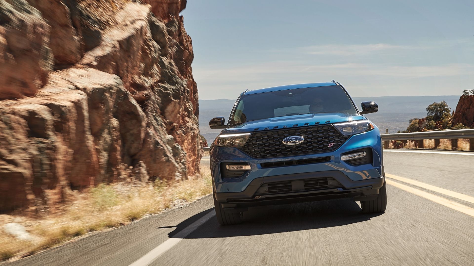 Foto de ação frontal do Ford Explorer ST 2022