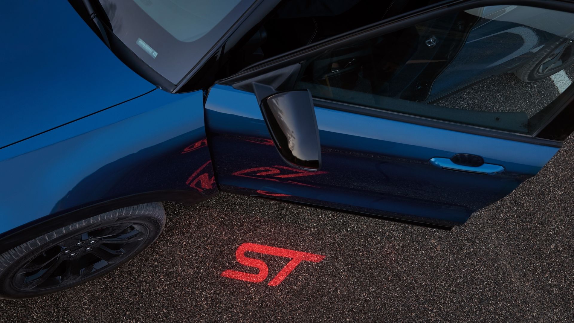 Luz da soleira da porta do Ford Explorer ST 2022 projetando o logotipo ST