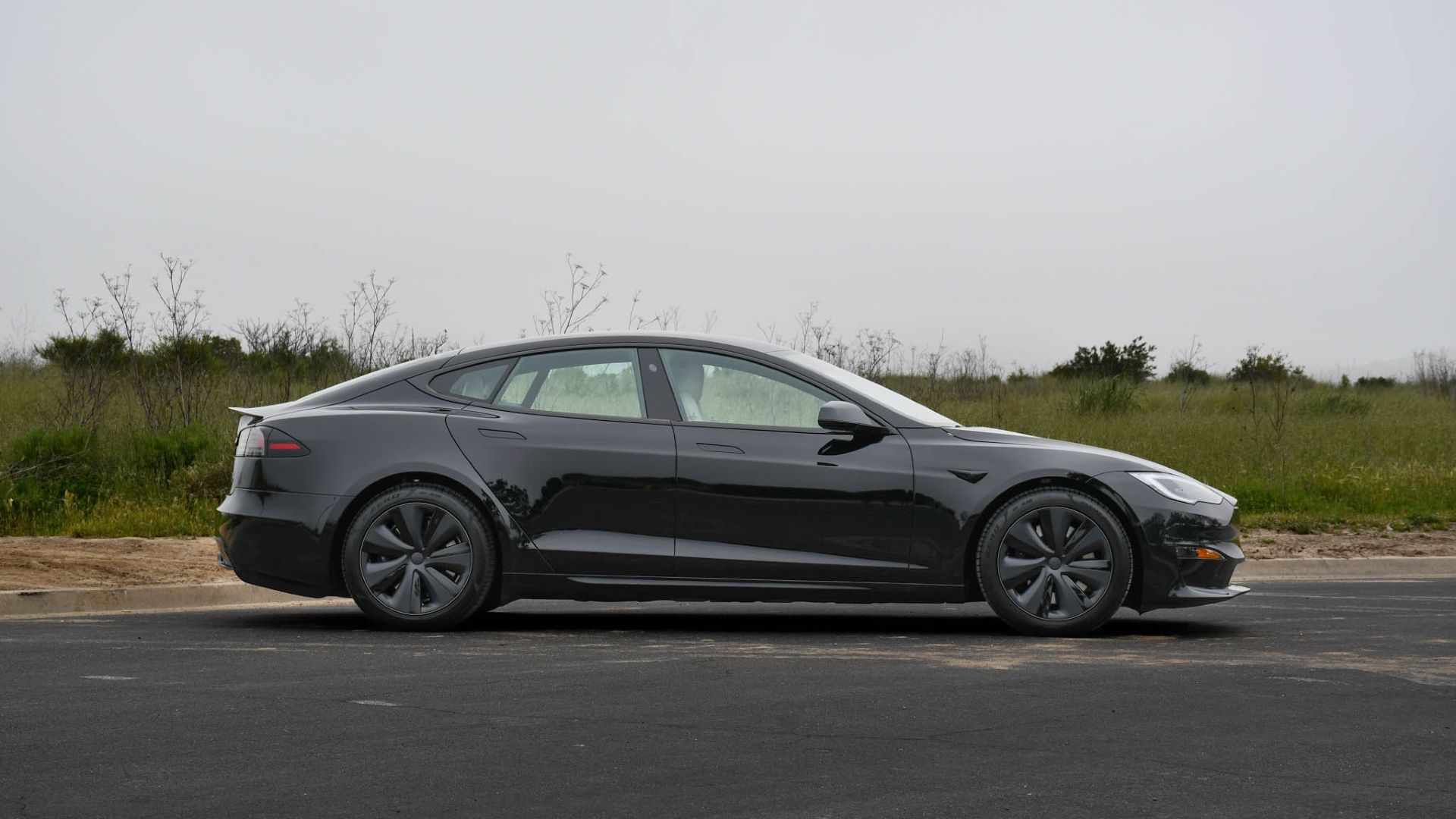 Foto do perfil lateral xadrez do Tesla Model S 2022