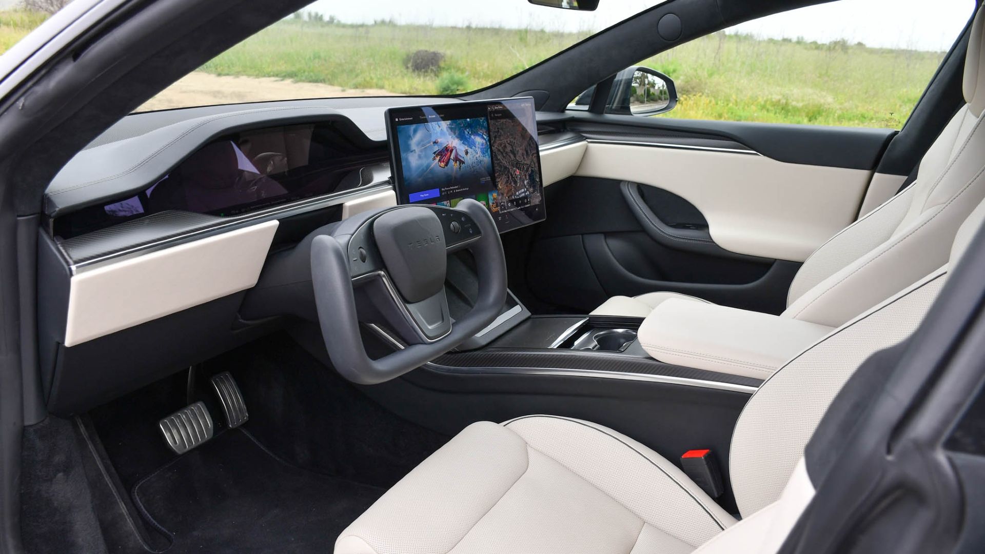 Tesla Model S Plaid 2022 Interior mostrando o cockpit