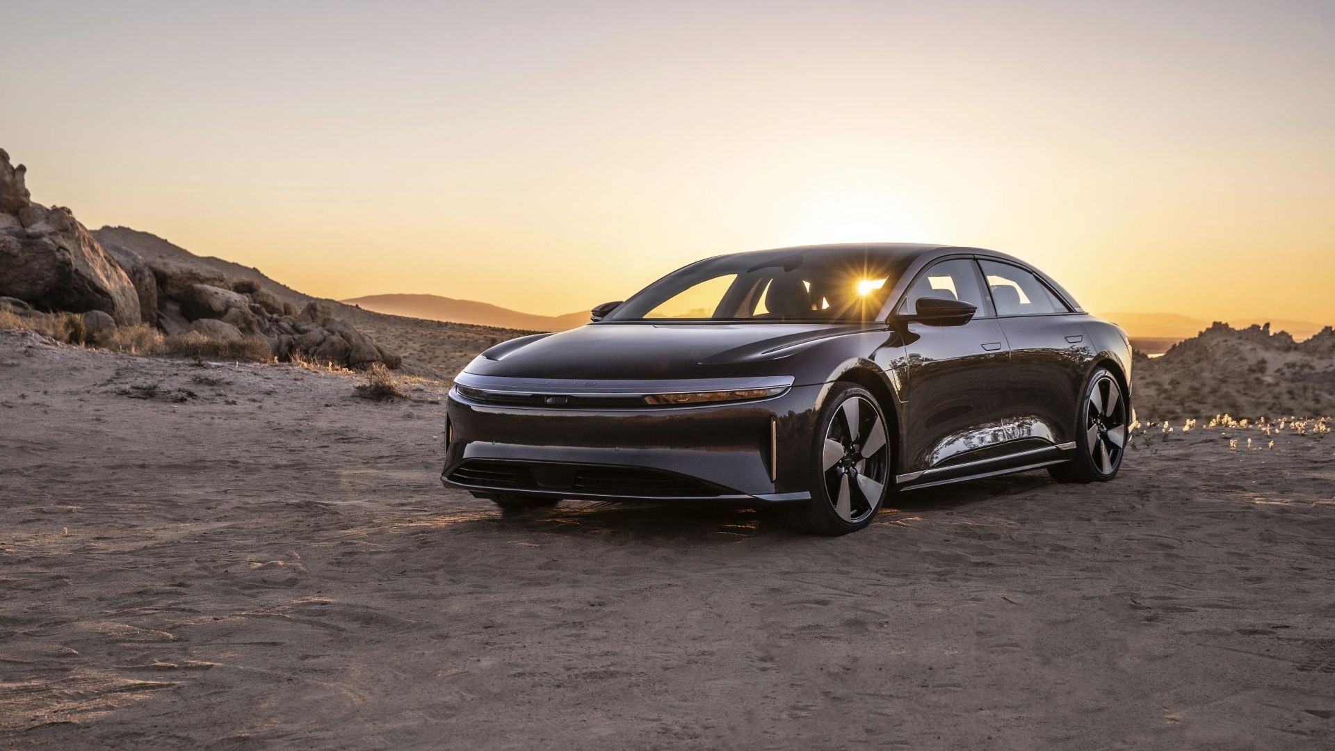 2024 Lucid Air Grand Touring vista frontal de três quartos em um deserto