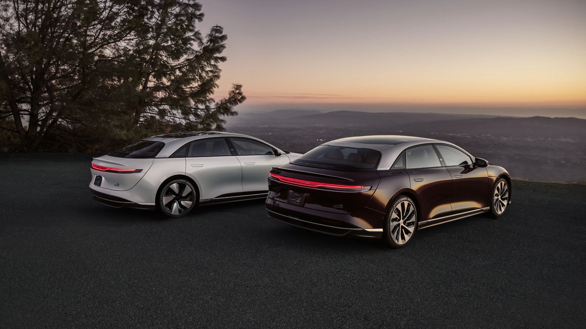 Vista traseira de dois Lucid Air Grand Tourings 2024