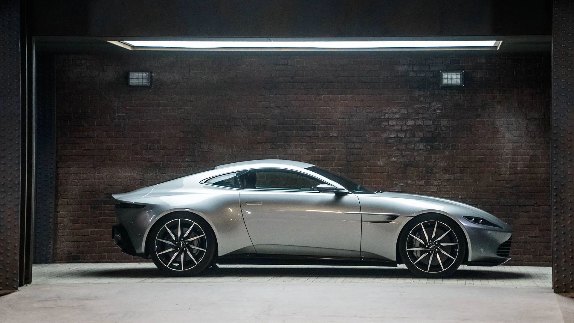 10 Unique Features In James Bond's Aston Martin DB10