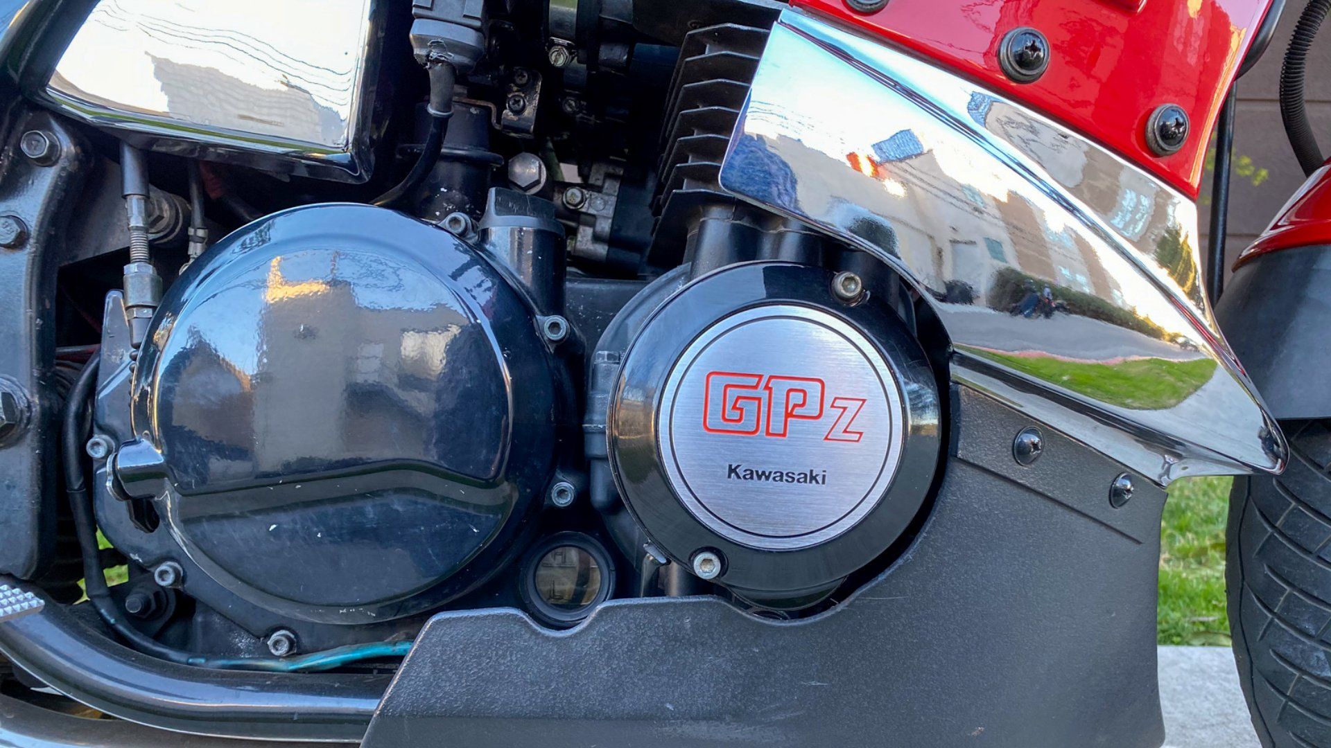 A shot on the right hand of Kawasaki GPZ750 Turbo's Clutch Cover