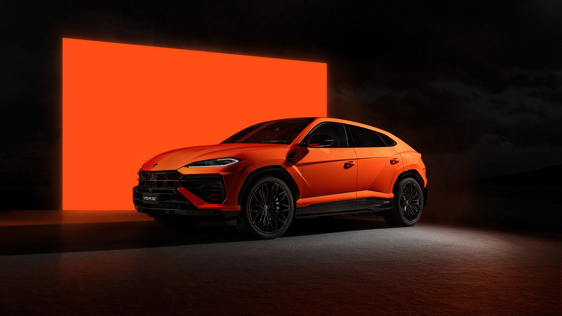Foto frontal de três quartos de um Lamborghini Urus SE Hybrid