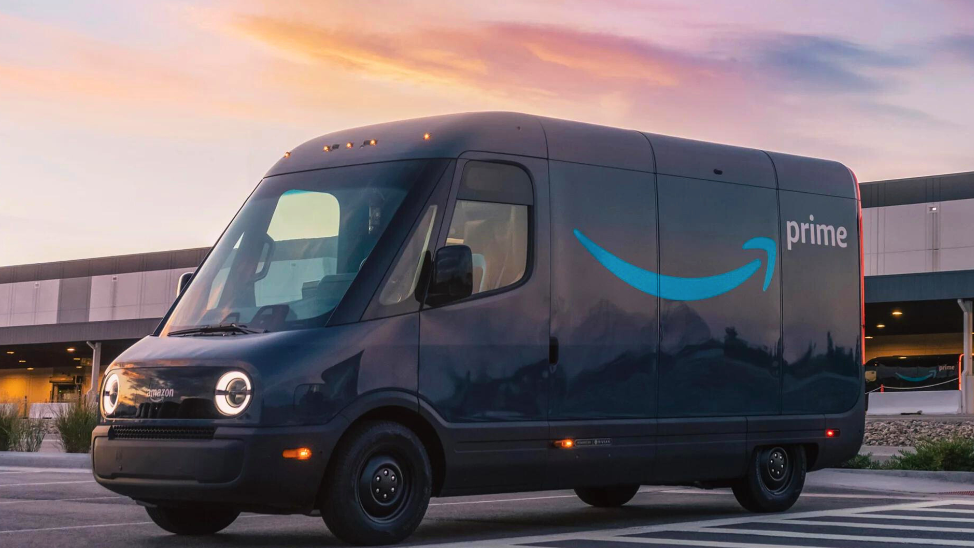 Foto frontal de três quartos de um Rivian Amazon Custom EDV