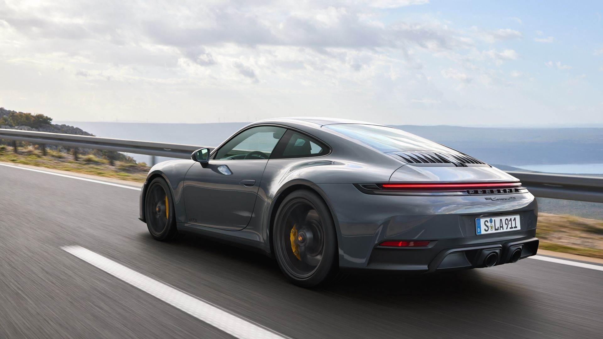 Foto traseira de três quartos de um Porsche 911 GTS 2025