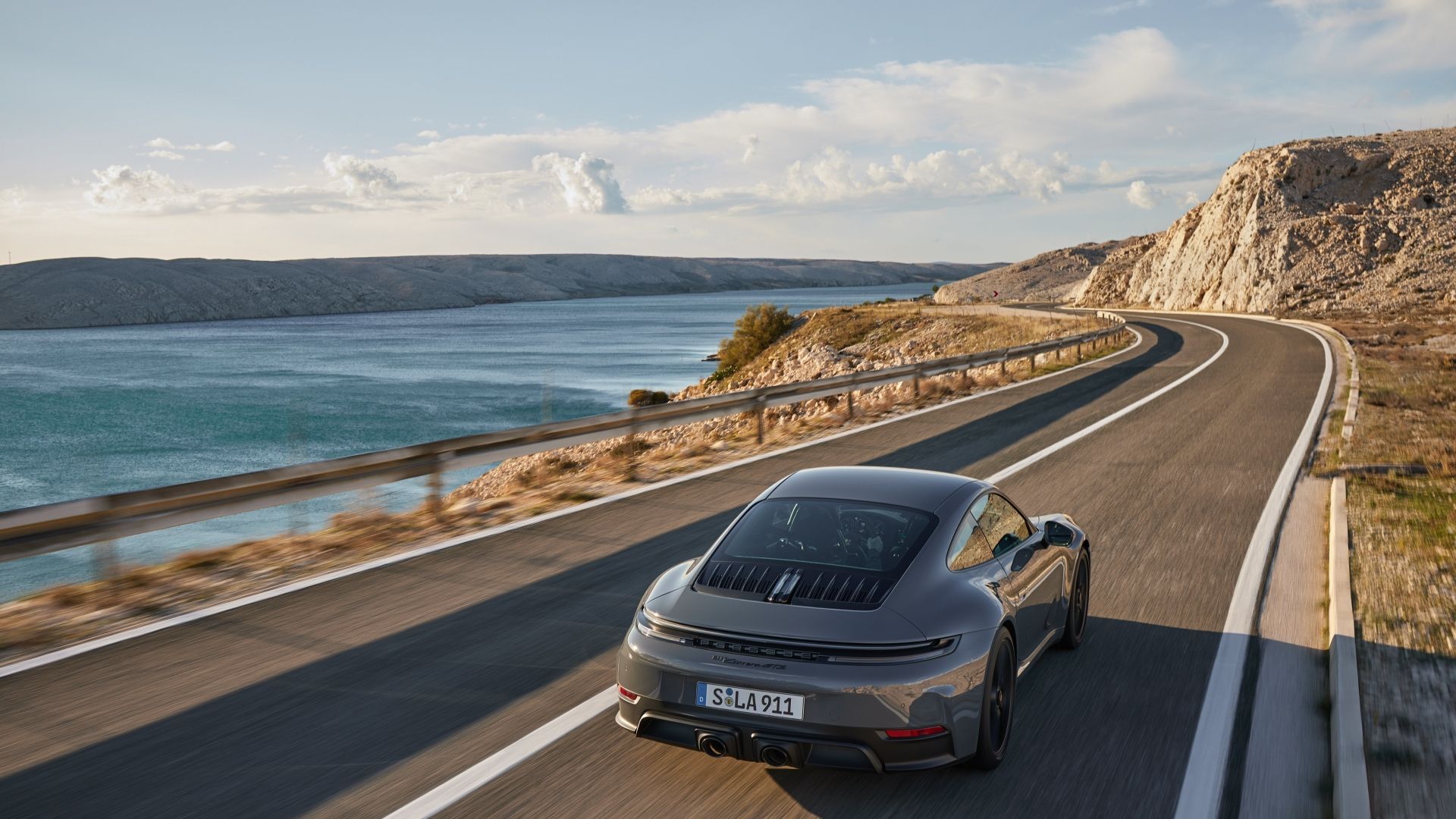 Foto aérea traseira de três quartos de um Porsche 911 GTS 2025