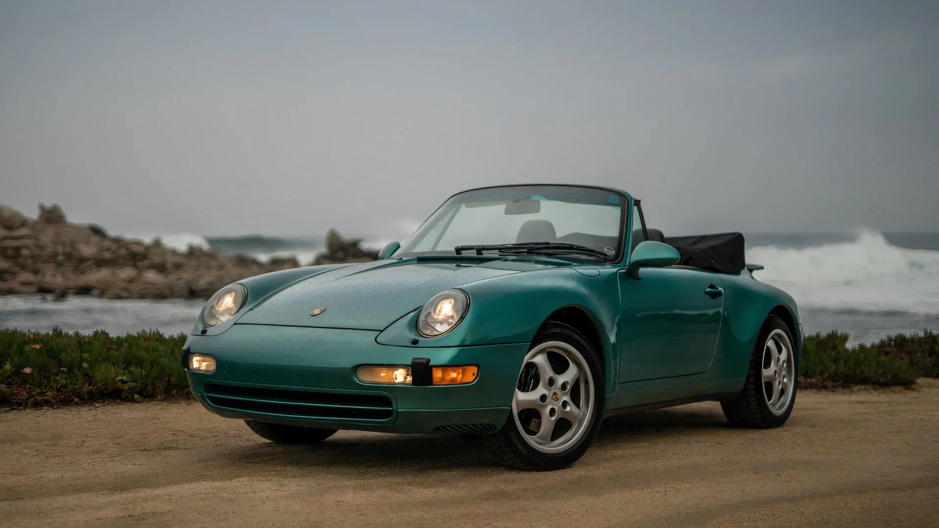 Porsche 911 Carrera Cabriolet Verde 1996 Estacionado Com Teto Aberto Perto Da Praia E Luzes Acesas