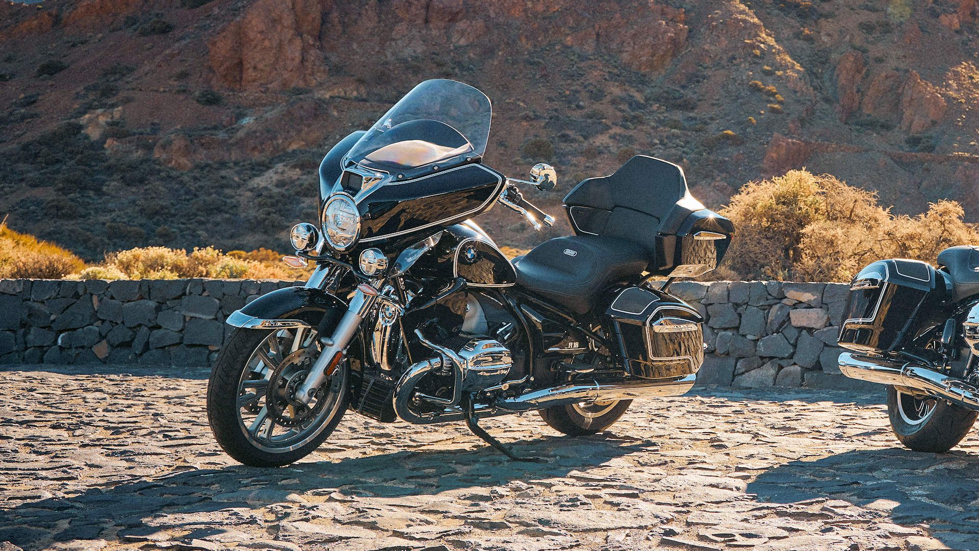 2022 BMW R 18 Transcontinental static front quarter shot