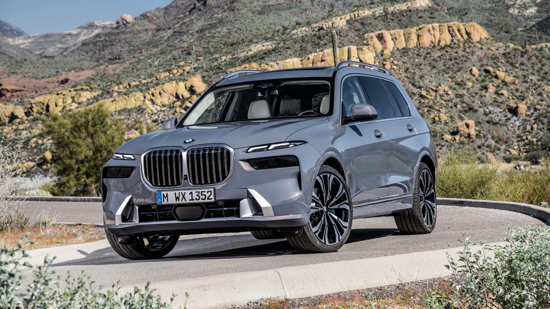 2024 BMW X7 Front Three Quarter