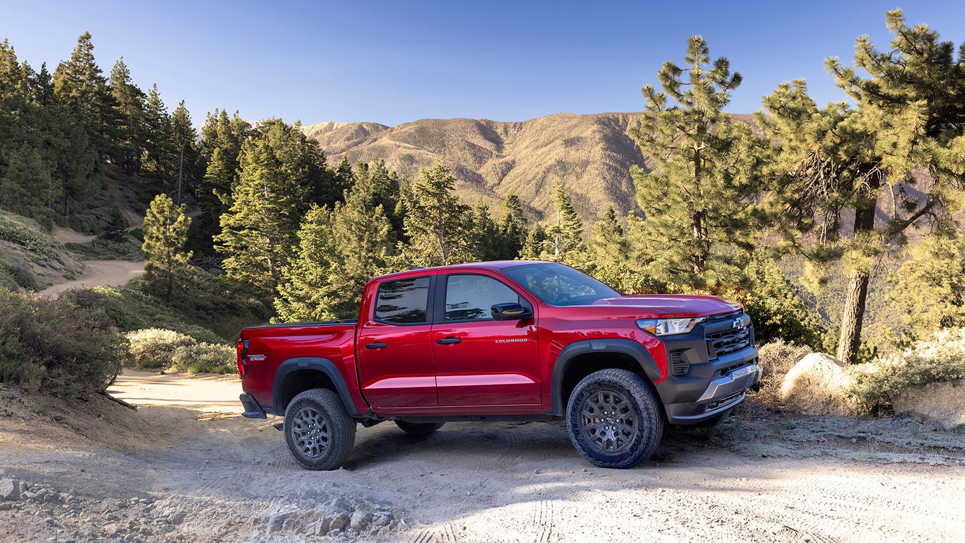 Um Chevrolet Colorado Trail Boss vermelho 2024 estacionado
