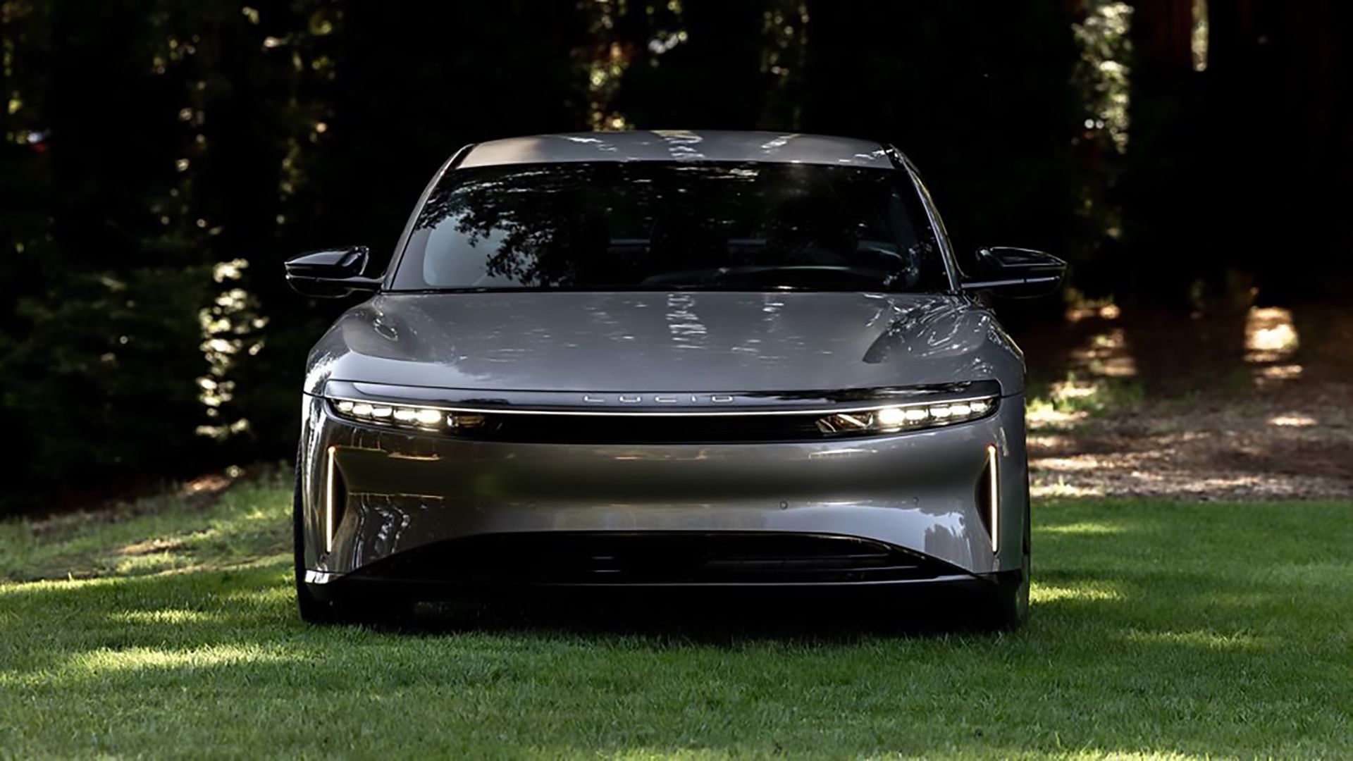 Um Lucid Air Grand Touring cinza 2024 estacionado