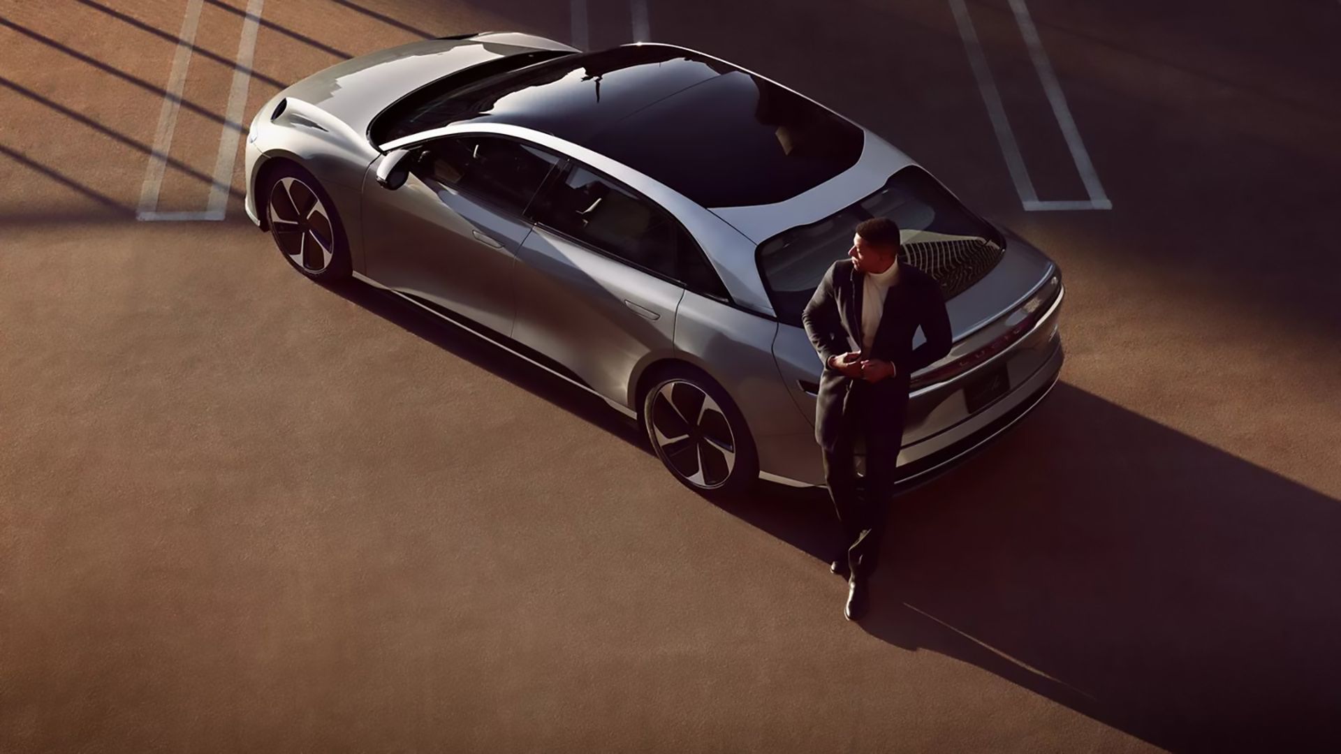 Um Lucid Air Grand Touring Silver 2024 estacionado