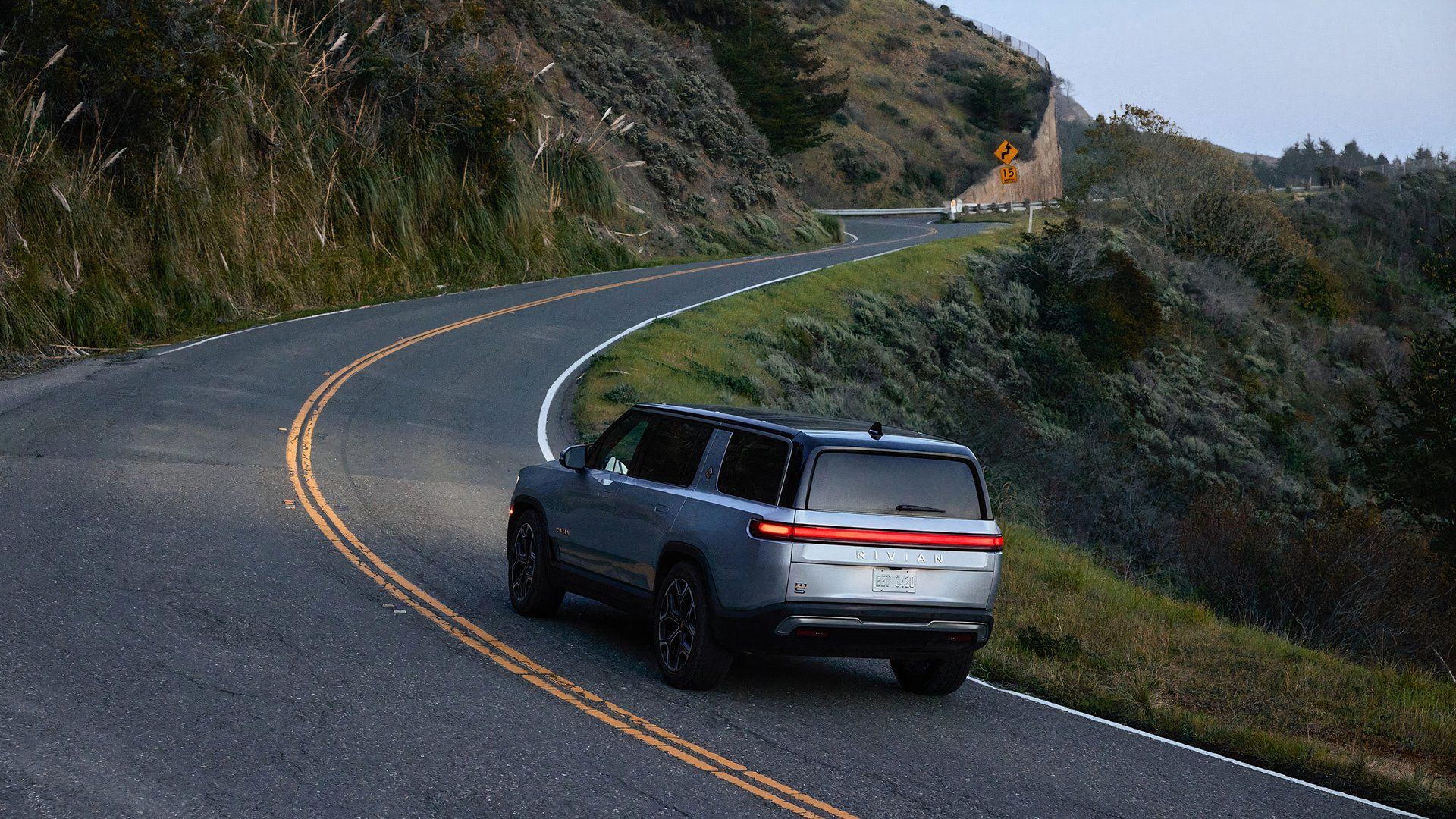 Um Rivian R1S Silver 2024 dirigindo