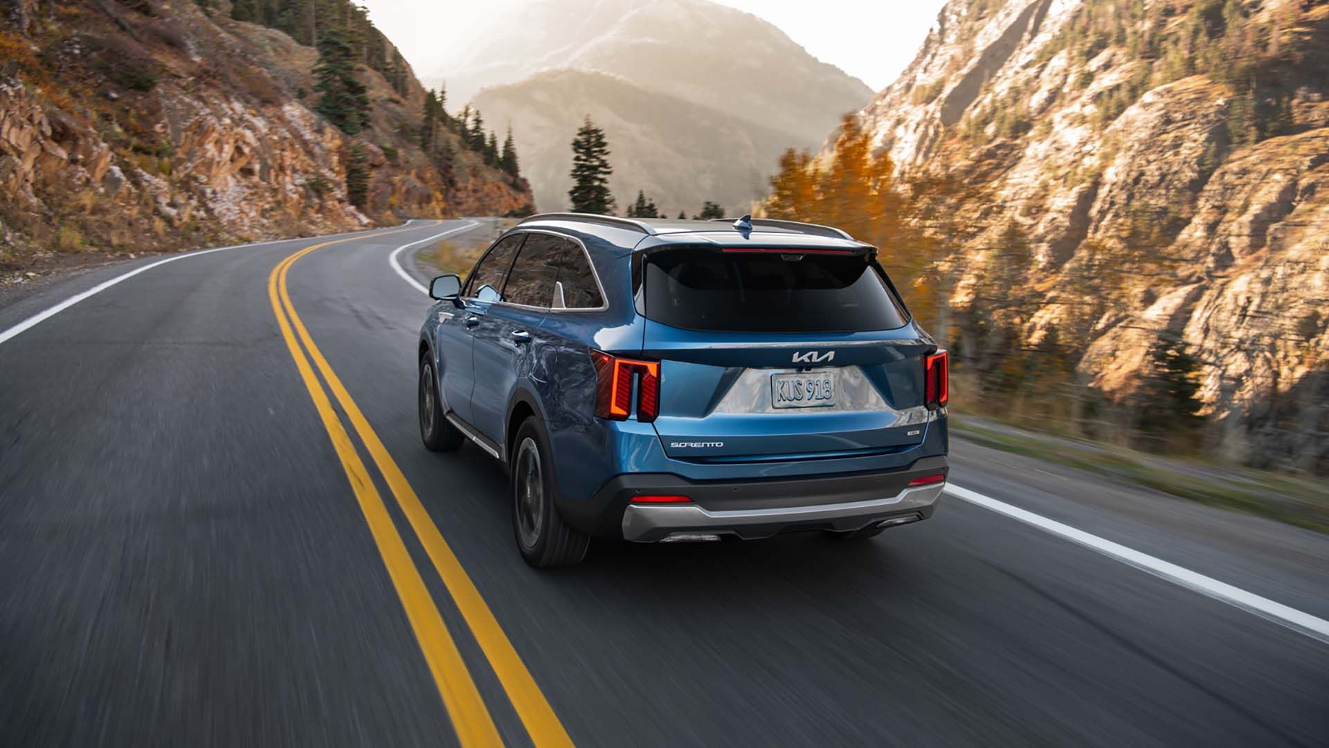Foto traseira de três quartos de um Kia Sorento Hybrid azul