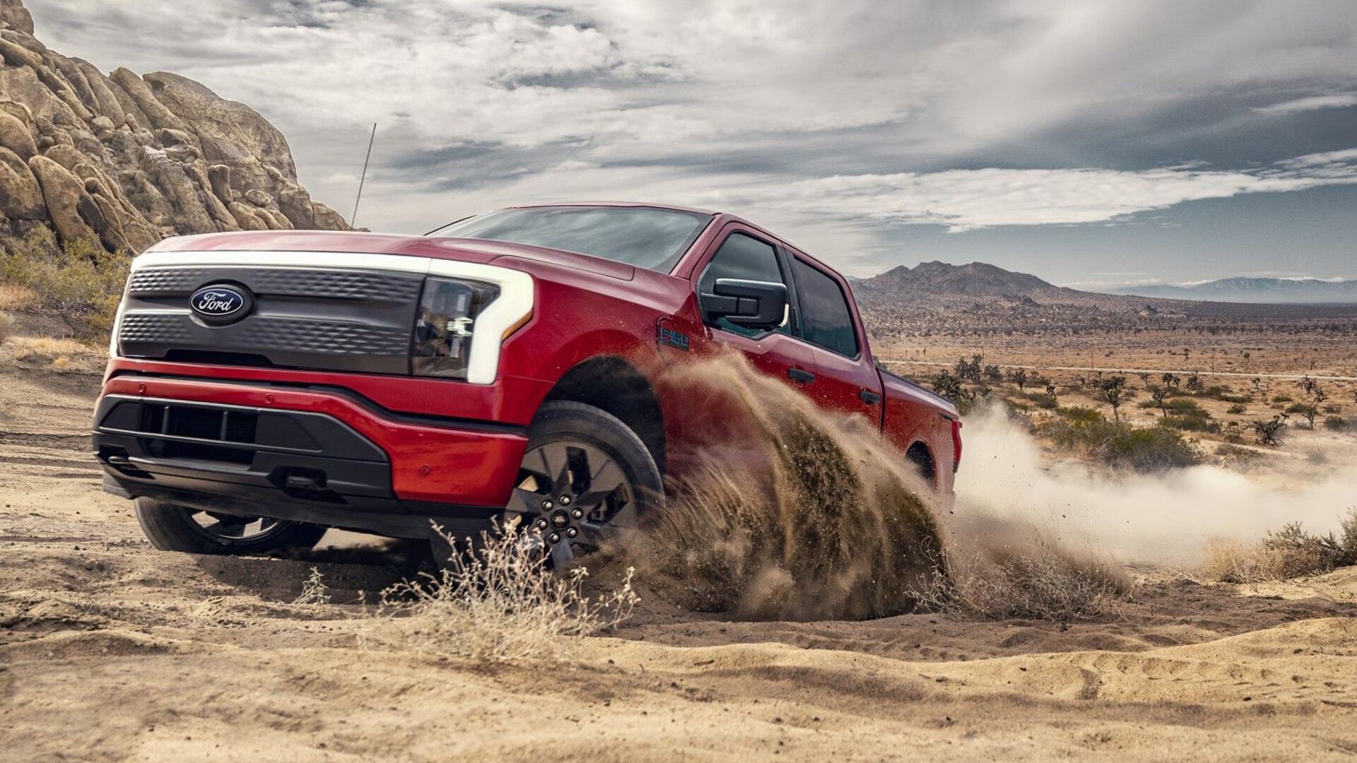 Ford F-150 Lightning 2024 vermelho 3/4 vista frontal dirigindo na areia