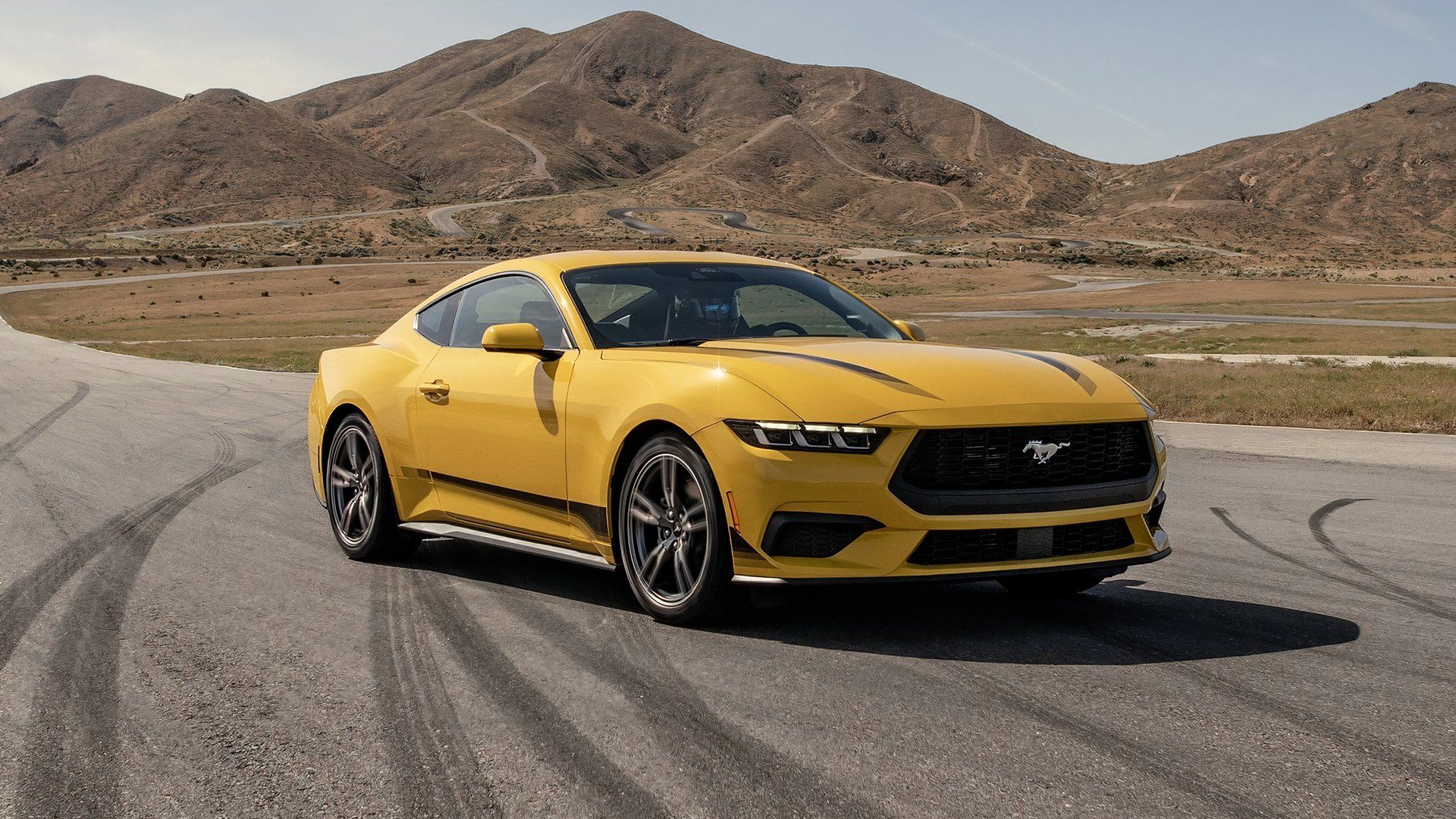Ford Mustang EcoBoost 2024 amarelo com listras pretas estacionado na frente 3/4 vista
