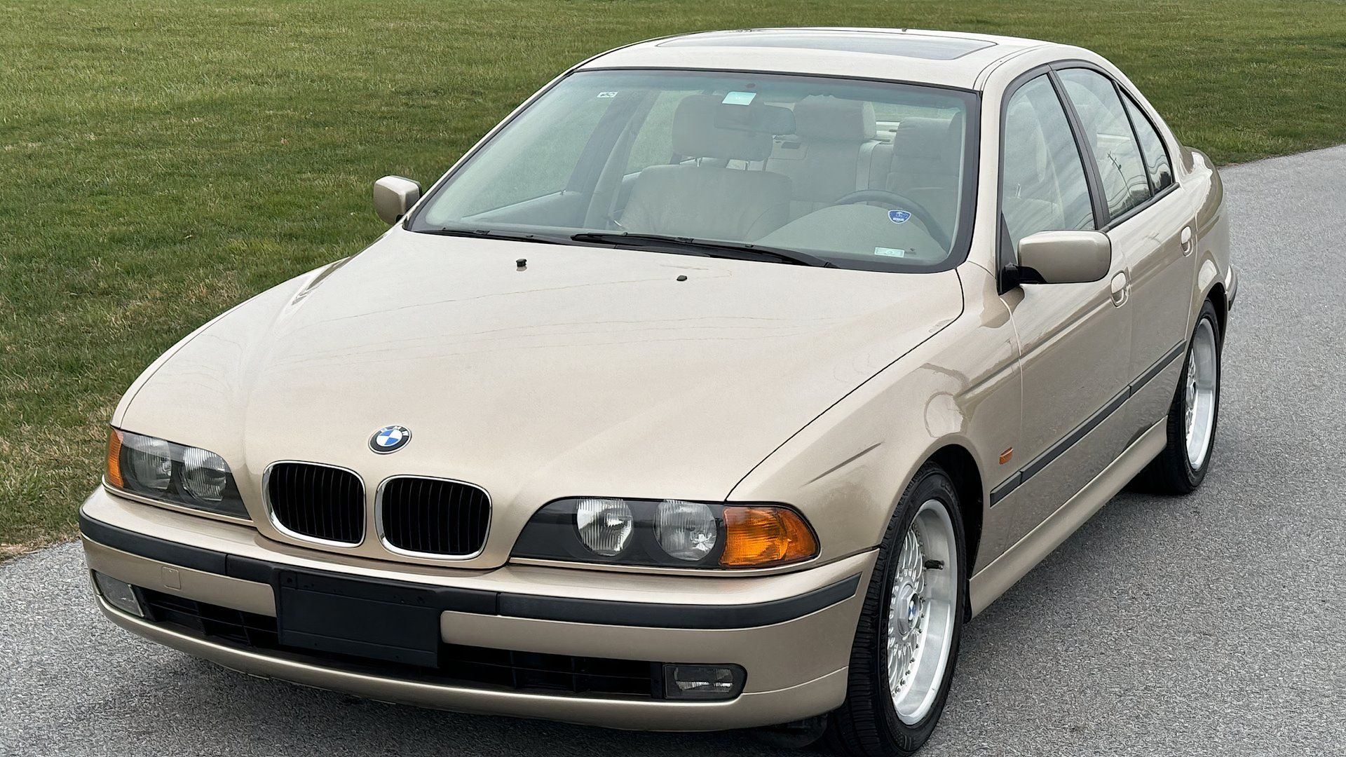 1999 BMW E39 M5 em bege Posando na estrada