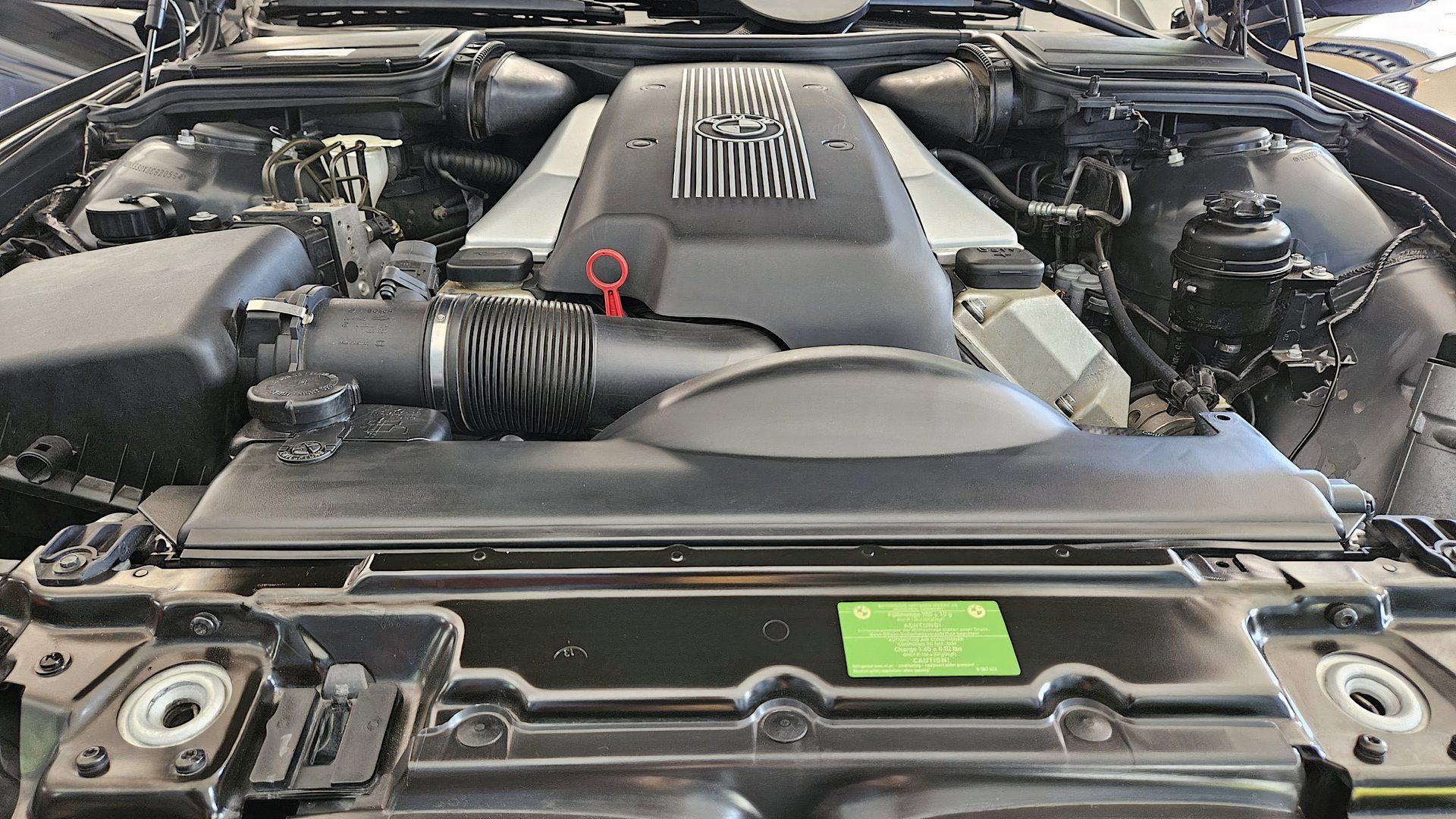 Compartimento do motor BMW E39 M5 de 6 velocidades de 1999 mostrando o trem de força V-8