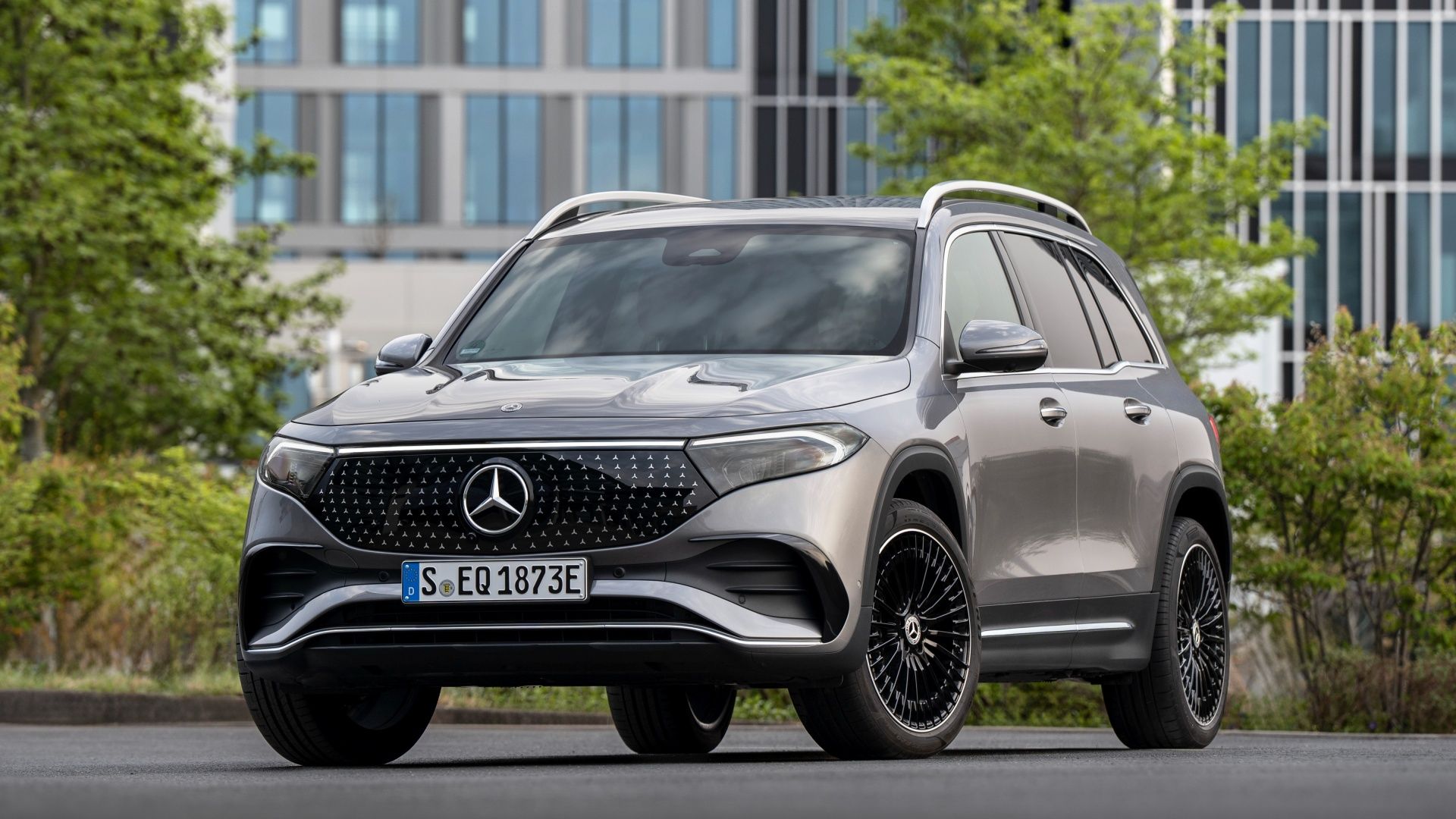 Foto frontal de três quartos de um Mercedes EQB cinza escuro 