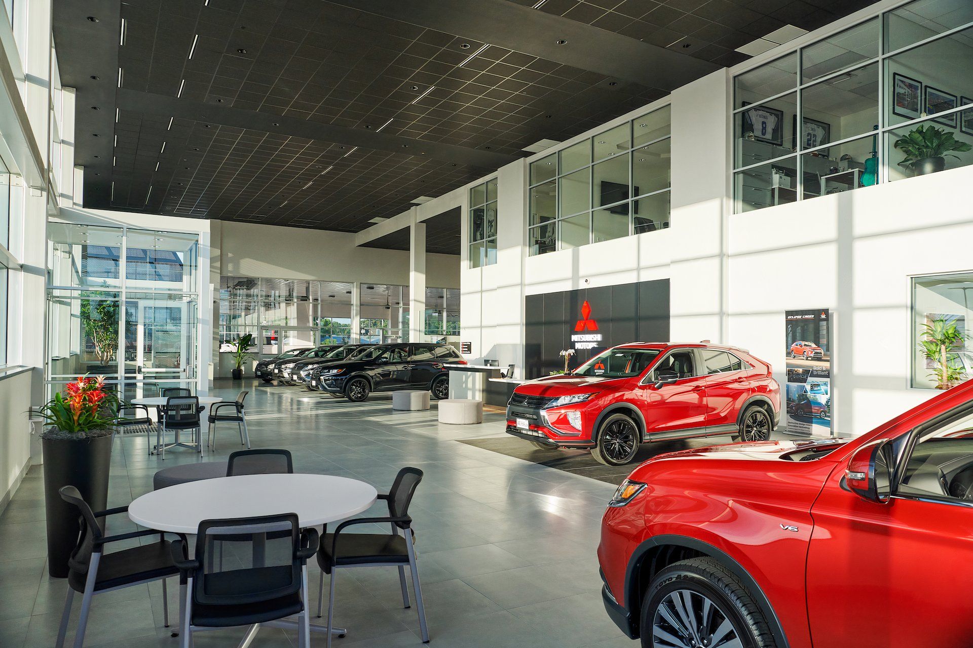 Concessionária Mitsubishi dentro