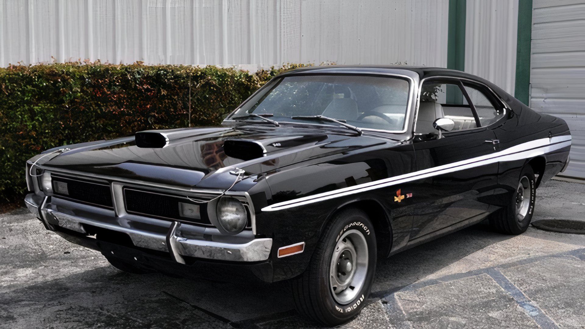 Vista frontal 3/4 do Dodge Dart Demon 1971 preto