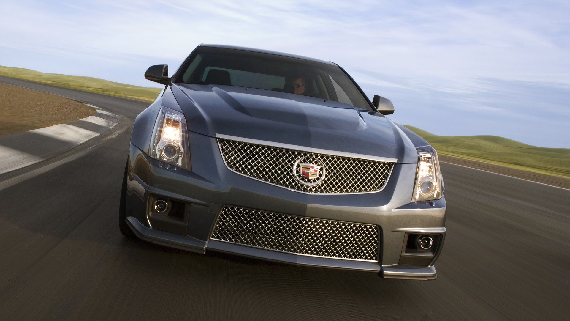 Close-up da frente do sedã Cadillac CTS-V 2012