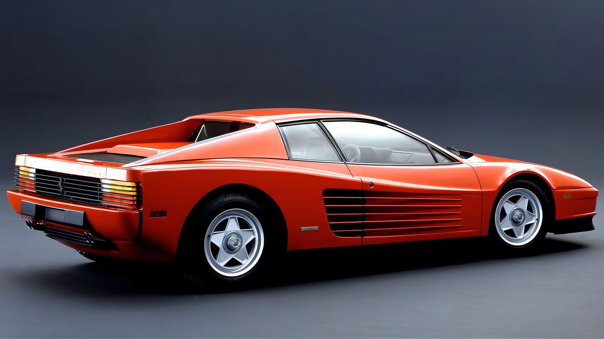Uma Ferrari Testarossa vermelha de 1984 no estúdio