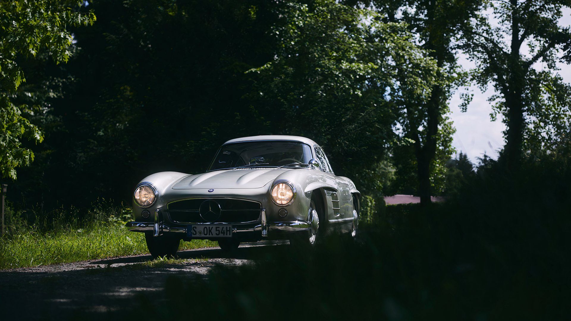 Mercedes-Benz 300SL 1957 estacionado na frente TopSpeed